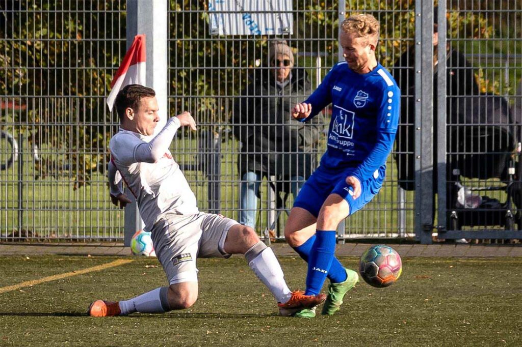 Arvid Christoph (li., Concordia Schönkirchen), Torschütze zum 4:0, spitzelt den Ball vor Mika Wiese in die Offensive weiter. © 2022 Henrik Petersen
