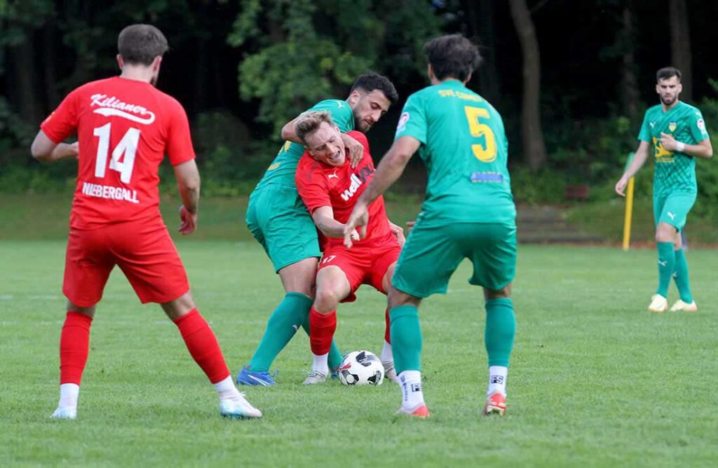 Marc Schwabe (Kilia Kiel) im Griff von Kosovar Morina (SVE Comet Kiel) im Kreispokal. © 2025 Ismail Yesilyurt Marc Schwabe (Kilia Kiel) im Griff von Kosovar Morina (SVE Comet Kiel) im Kreispokal. © 2025 Ismail Yesilyurt