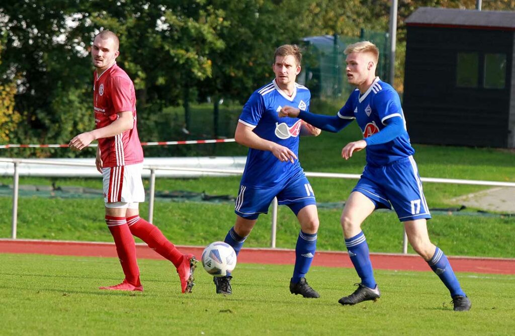 Jonas Bischoff (TSV Lägerdorf) sorgt mit seiner Schnelligkeit für viel Druck. Hinten Tjorven Brendemühl. Links Hannes Schmidt (Gettorfer SC). © 2022 Ismail Yesilyurt