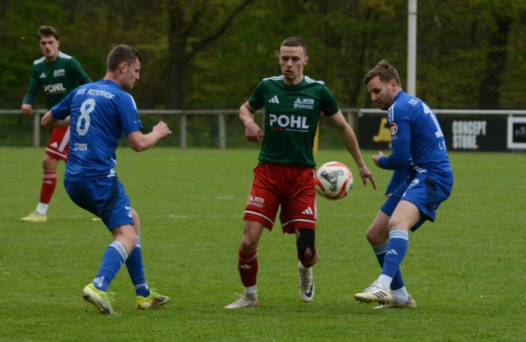 Mika Hirsch (MTSV Hohenwestedt gegen Felix Struck (li) und Lewin Traulsen (TUS Rotenhof). © 2026 Olaf Wegerich Mika Hirsch (MTSV Hohenwestedt gegen Felix Struck (li) und Lewin Traulsen (TUS Rotenhof). © 2026 Olaf Wegerich