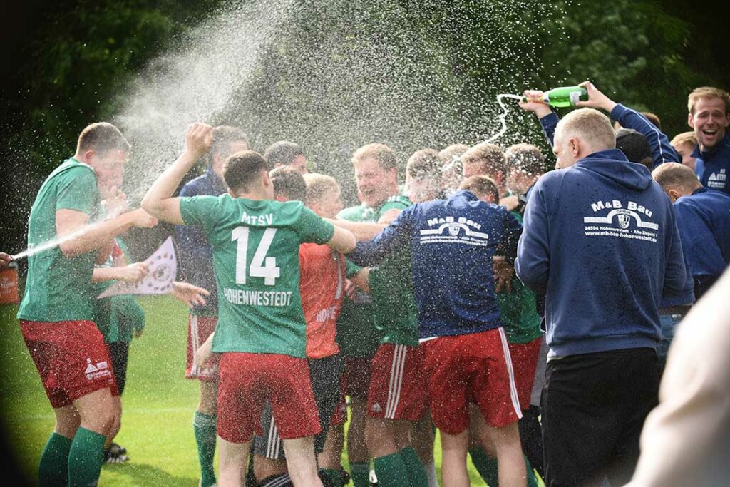 Der MTSV Hohenwestedt darf nach dem Landesliga-Titel auch den Tepker Cup begiessen. © 2023 Olaf Wegerich Der MTSV Hohenwestedt darf nach dem Landesliga-Titel auch den Tepker Cup begiessen. © 2023 Olaf Wegerich