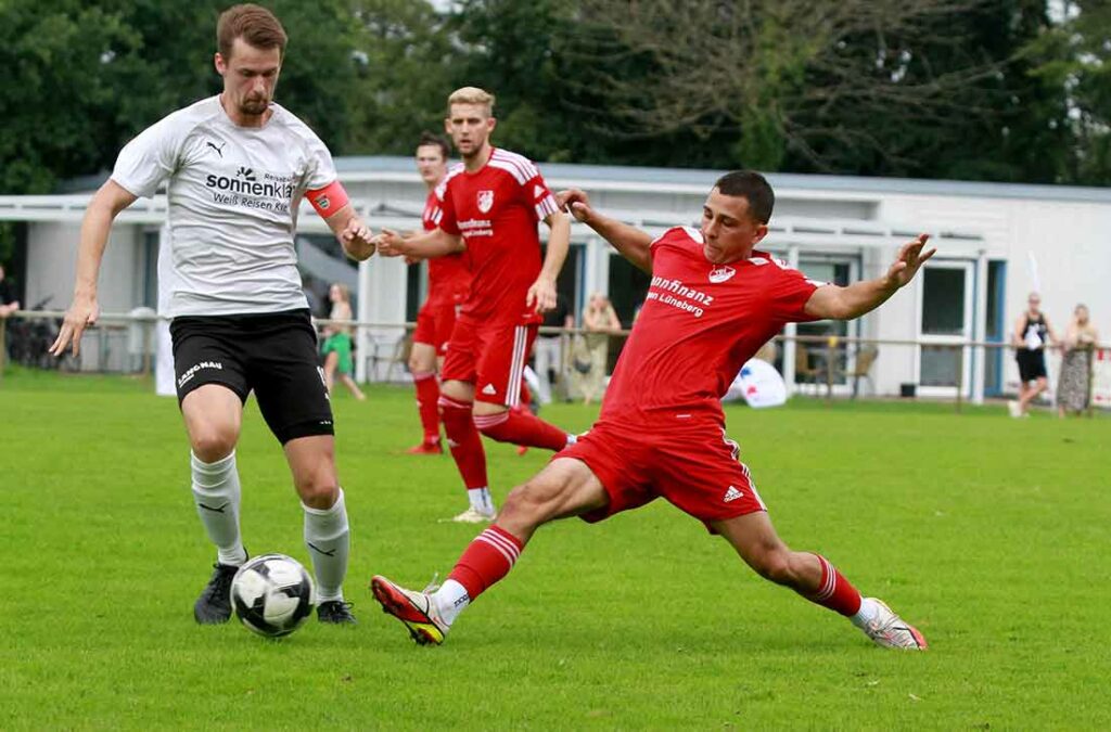 Burak Özcan (re.) vom TSV Flintbek wird zur Saison 2024/25 Interisti in Kiel bei Türkspor. © 2023 Ismail Yesilyurt