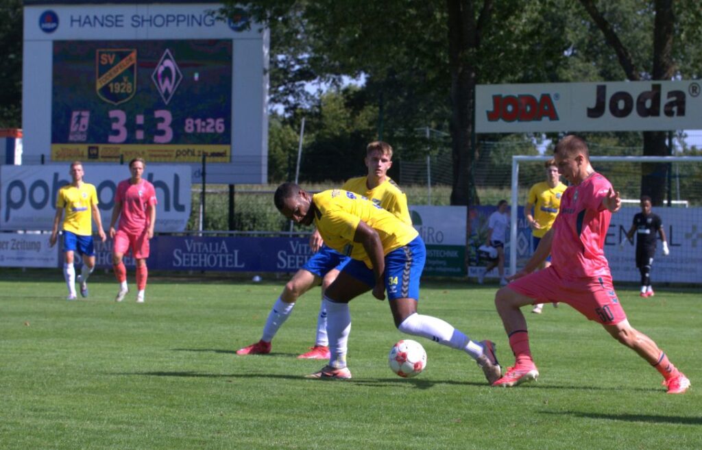 Benjamin Petrick (SV Todesfelde) gegen Paul Bunkowski (Werder). © 2026 Olaf Wegerich Benjamin Petrick (SV Todesfelde) gegen Paul Bunkowski (Werder). © 2026 Olaf Wegerich