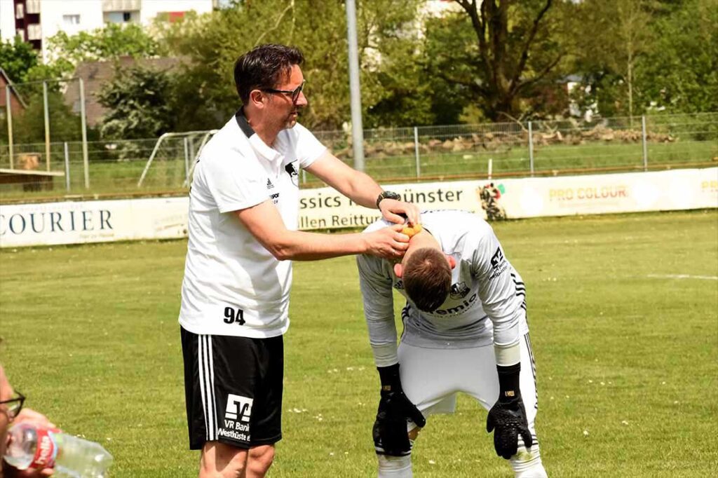 Mats Hinrichs (Heider SV) wird von Co-Trainer Torben Steffensen behandelt. © 2024 Olaf Wegerich Mats Hinrichs (Heider SV) wird von Co-Trainer Torben Steffensen behandelt. © 2024 Olaf Wegerich