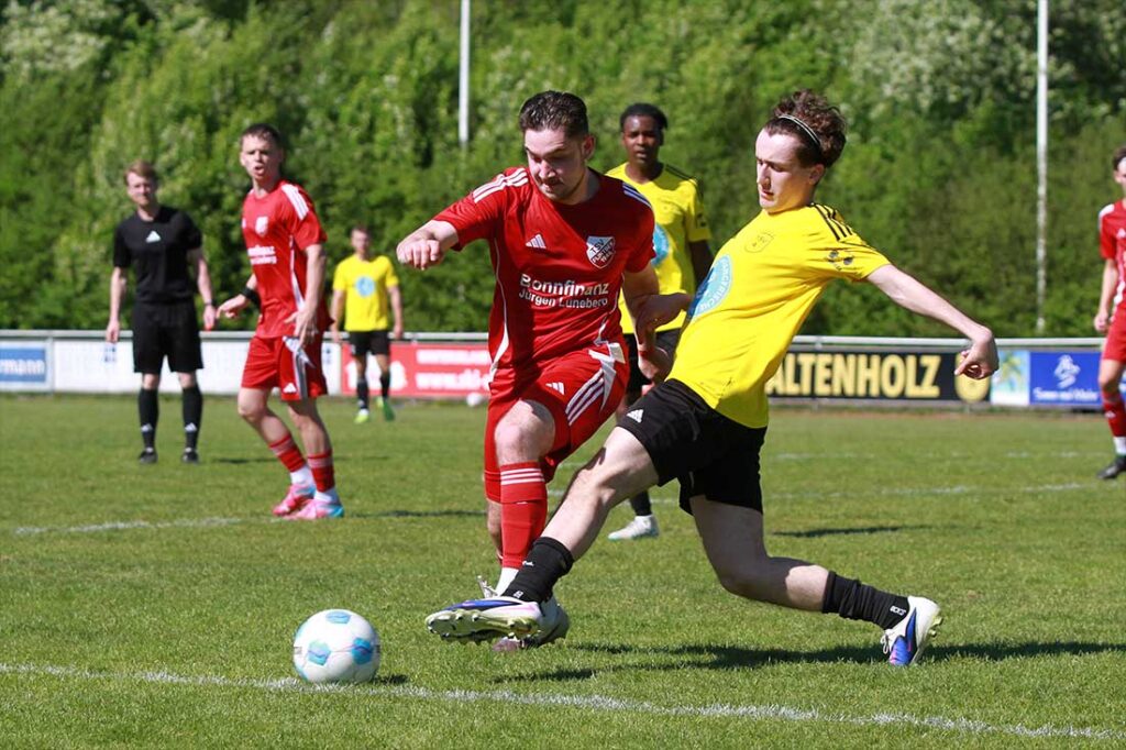 Joshua Vinh Grimm (TSV Flintbek) rettet vor dem 3:3-Schützen Keyvan Farokhi (re., Altenholz). © 2026 Ismail Yesilyurt