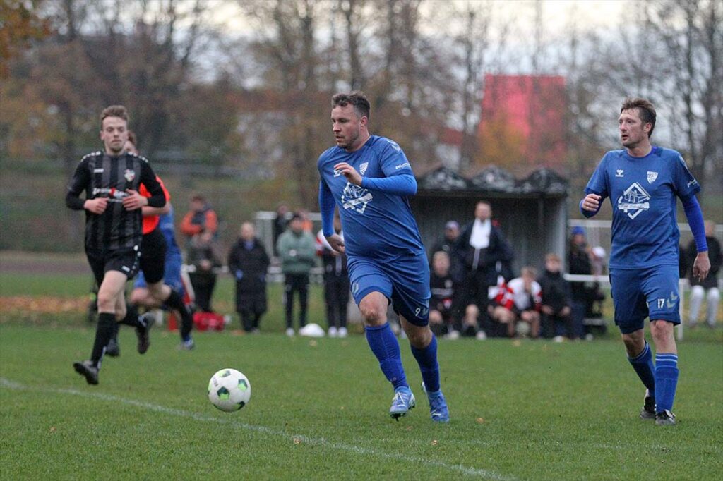 Teamplayer Philipp Grandt (TSV Plön) - vom Traualtar nach der Hochzeit ein paar Stunden später auf dem grünen Rasen. © 2025 Ismail Yesilyurt