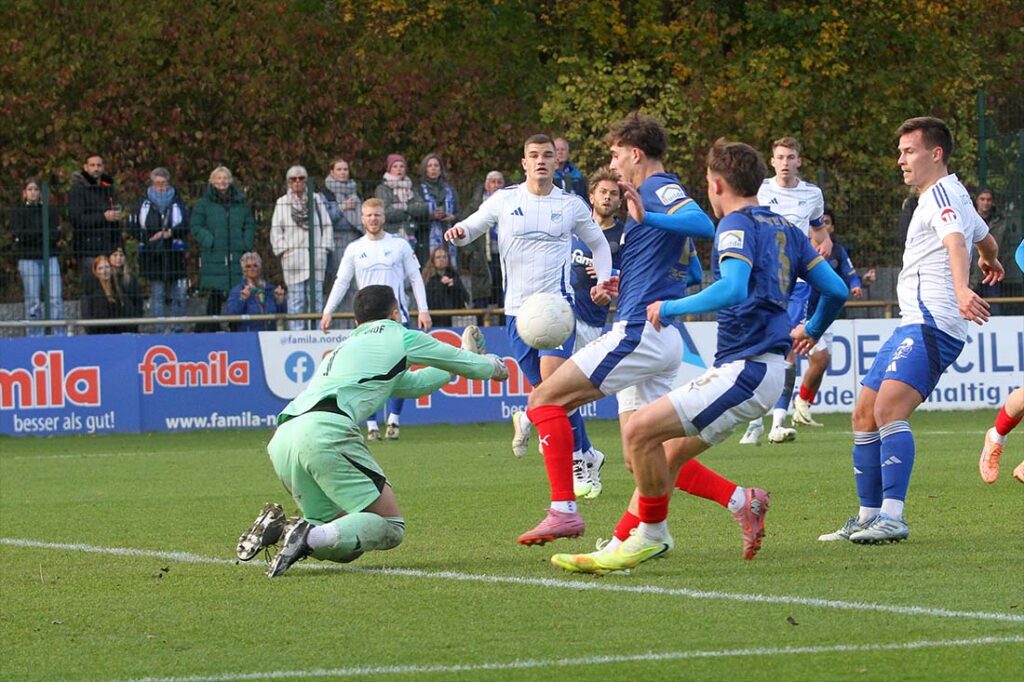Este Bewährungsprobe für Ennio Krause - Gegen Jorden Winter wirft sich Rotenhofs Keeper wagemutig rein und klärt. © 2025 Ismail Yesilyurt