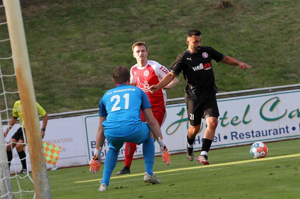 Serhat Yazgan kurz vor dem 2zu0 - Simon Stegner und Torwart Chris Kröhnke haben das Nachsehen. © Ismail Yesilyurt