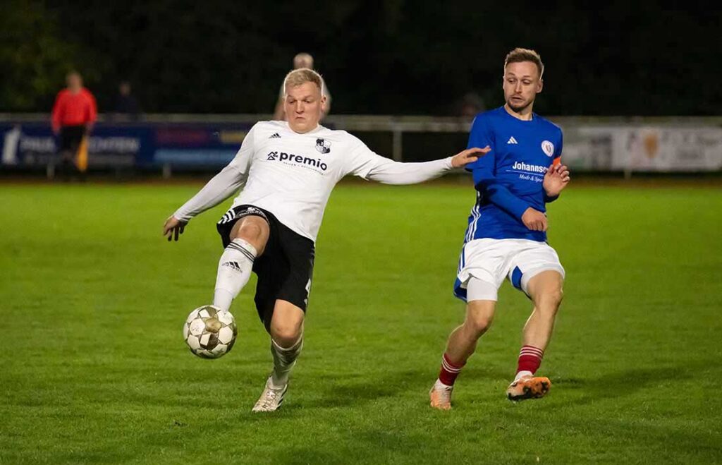 Marvin Matthiesen (Heider SV) klärte vor Daniel Junge (Oldenburger SV). © 2024 Volker Schlichting Marvin Matthiesen (Heider SV) klärte vor Daniel Junge (Oldenburger SV). © 2024 Volker Schlichting.jpg
