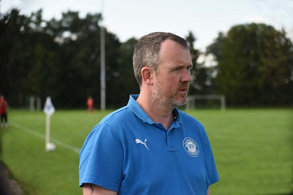 Trainer Dennis Falkenburger hier noch als Coach vom SV Bönebüttel-Husberg. © Olaf Wegerich Trainer Dennis Falkenburger hier noch als Coach vom SV Bönebüttel-Husberg. © Olaf Wegerich