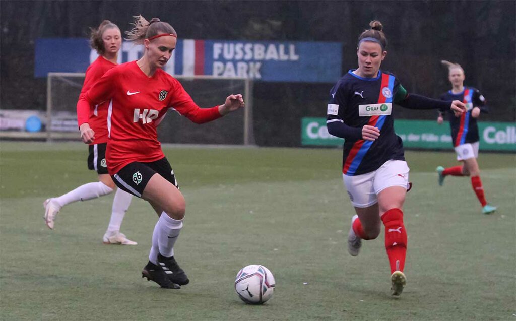 Die überragende Spielerin im Citti Fussball Park Sarah Begunk (re.) überläuft 96-Rechtsverteidigerin Isabel Waßmann. © Ismail Yesilyurt