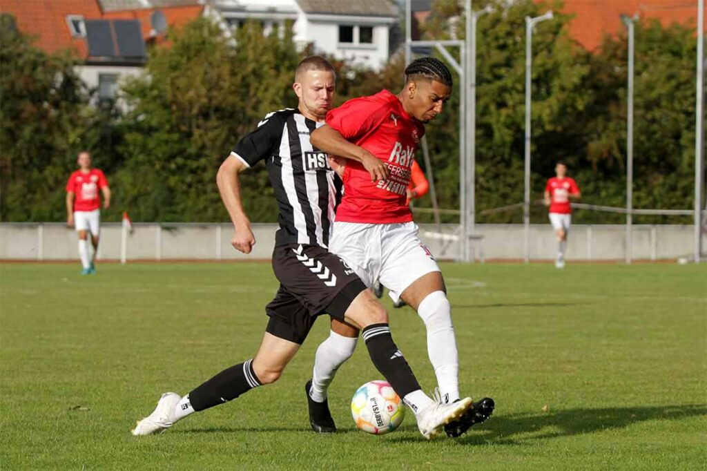 Bennet Klindt (li., Heikendorf) holt sich den Ball von Joshua Wandel (Schönkirchen). Nach Foul-Pfiff und der verbalen Unbeherrschheit gibt es Gelb-Rot. © 2023 Ismail Yesilyurt
