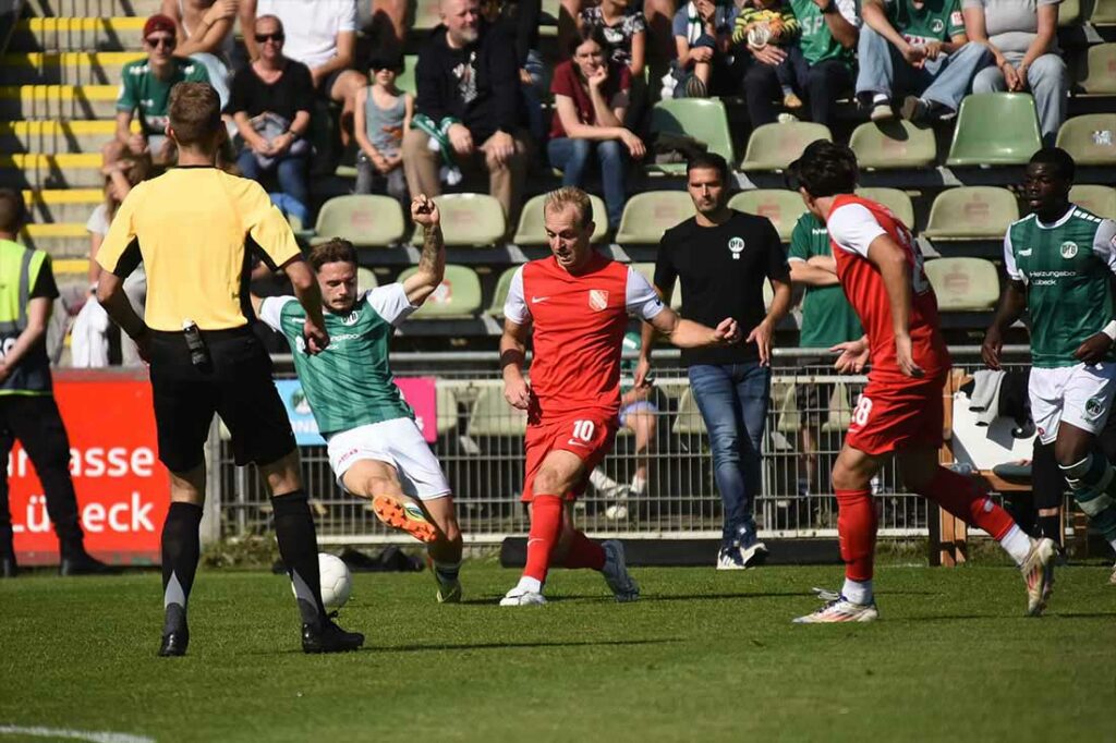 Robin Kölle (VfB Lübeck) gegen Julius Düker (Havelse). © 2024 Olaf Wegerich Robin Kölle (VfB Lübeck) gegen Julius Düker (Havelse). © 2024 Olaf Wegerich