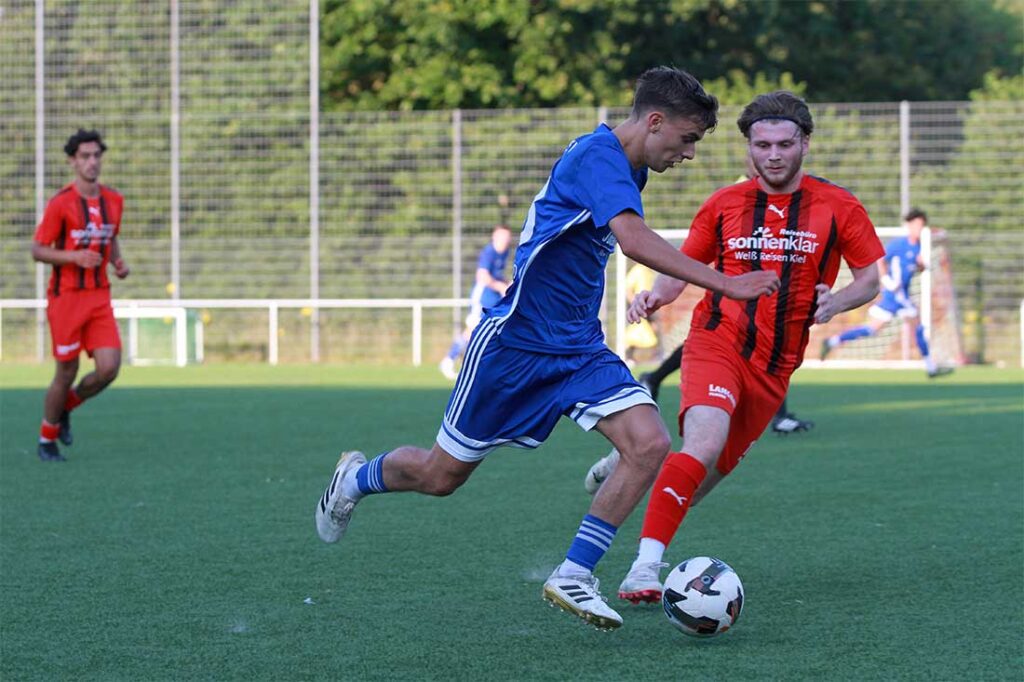 Torvorbereiter Mika Wölk (Oldenburger SV), hier gegen Ole Sand (hinten, TSV Kronshagen), machte auch ein gutes Spiel. © 2026 Ismail Yesilyurt