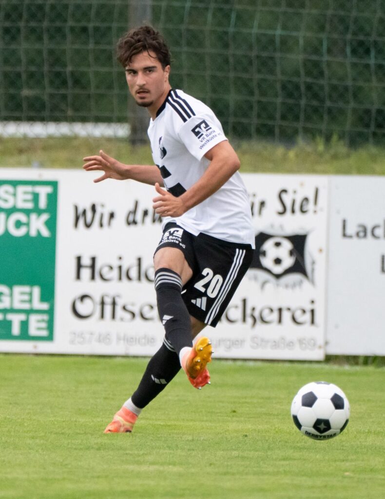 Rafail Lampros (Heider SV) feierte einen gelungenen Einstand in seinem ersten Pflichtspiel. © 2026 Volker Schlichting