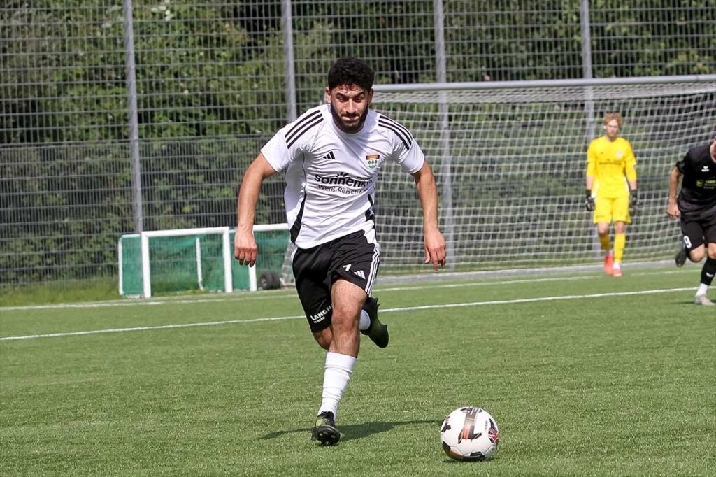 Badreddin Hamze (TSV Kronshagen) bereitete das 1:1 bei Frisia Risum-Lindholm vor. © 2025 Ismail Yesilyurt Badreddin Hamze (TSV Kronshagen) bereitete das 1:1 bei Frisia Risum-Lindholm vor. © 2025 Ismail Yesilyurt