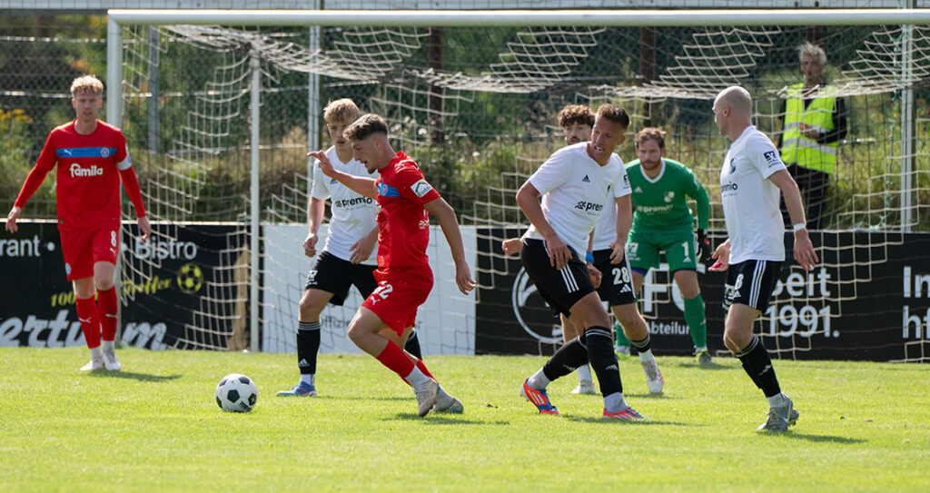 Hamza Muqaj (Holstein Kiel II) sucht die Lücke in der Heider Defensive. © 2025 Volker Schlichting Hamza Muqaj (Holstein Kiel II) sucht die Lücke in der Heider Defensive. © 2025 Volker Schlichting