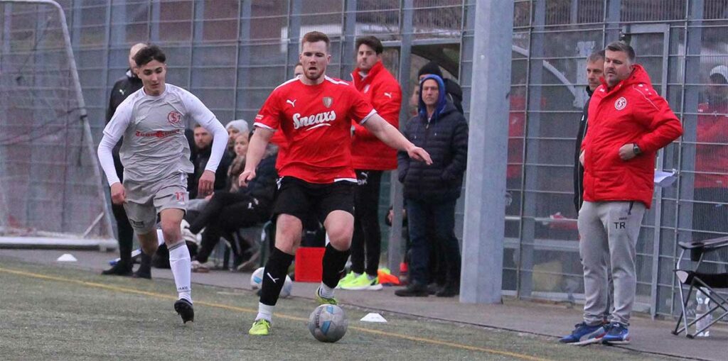 Bei Rot-Schwarz Kiel lief viel über die Außenpositionen, hier ist Verteidiger Leon Lembke vor Emre Kayali. Bei Rot-Schwarz Kiel lief viel über die Aussenpositionen, hier ist Verteidiger Leon Lembke vor Emre Kayali.