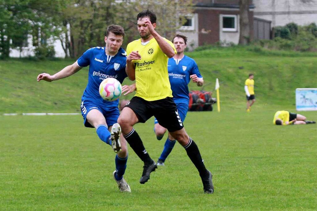 Laurenz Dittmann (li., TSV Plön), einer der fünf eingesetzten U 19-Spieler klärt vor Justus Harmsen, dem später der Siegtreffer gelingt. © 2023 Ismail Yesilyurt