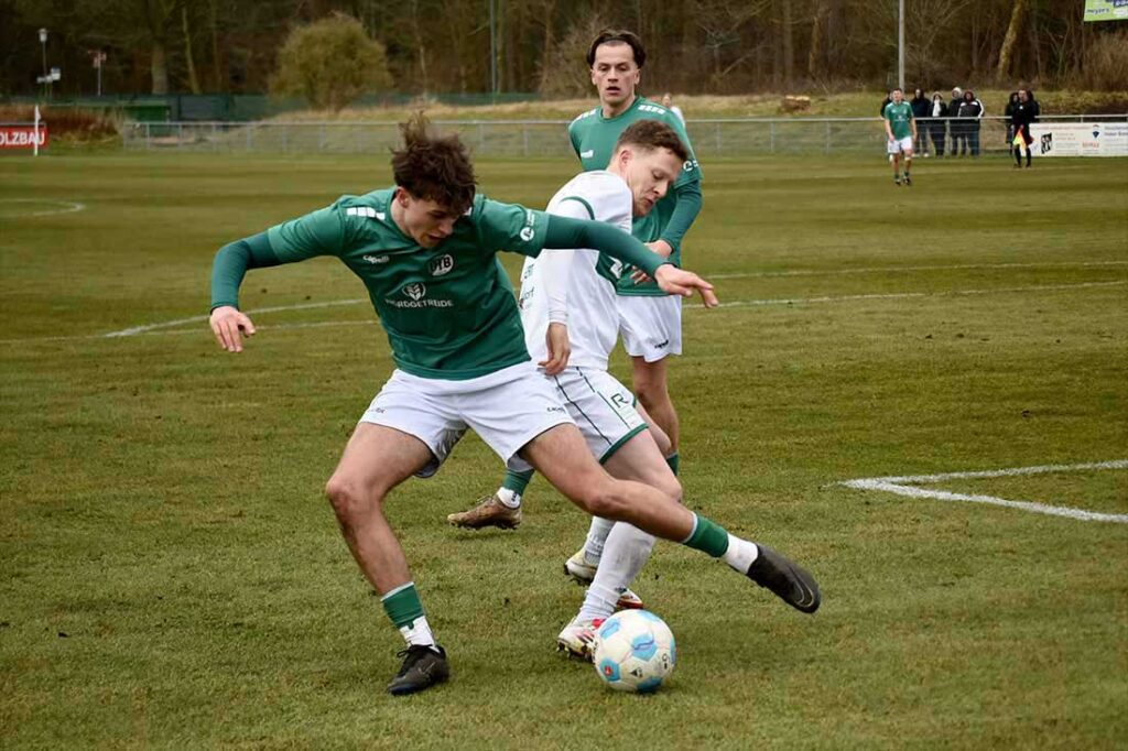 Samuel Schwoon (VfB Lübeck II) gegen Marvin Ehlert (PSV Neumünster). © 2025 Olaf Wegerich Samuel Schwoon (VfB Lübeck II) gegen Marvin Ehlert (PSV Neumünster). © 2025 Olaf Wegerich