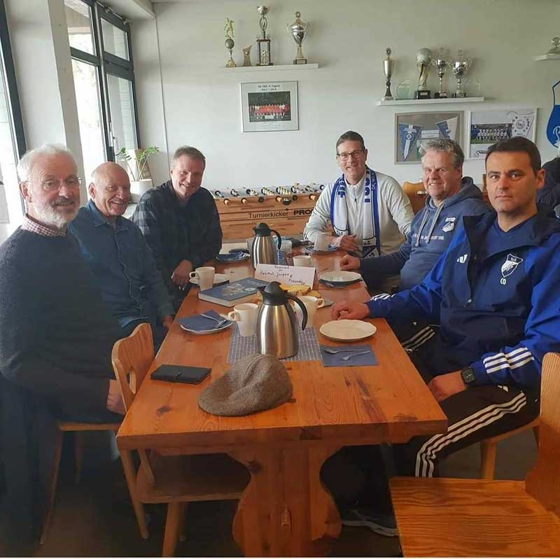 Jürgen Voswinkel, Helmut Schimmer, Jimmy Klimmeck, Daniel Lechte, Hermi Lausen, Jilani Ben Mahmoud (v. l. im Kreis). © 2024 TuS Rotenhof