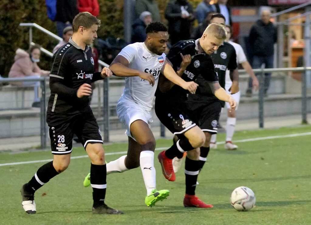 Janek Geisbauer (re., VfR Laboe, Szene aus dem Spiel bei Inter II) gelang die VfR-Führung. Janek Geisbauer (re., VfR Laboe, Szene aus dem Spiel bei Inter II) gelang die VfR-Führung. © Ismail Yesilyurt