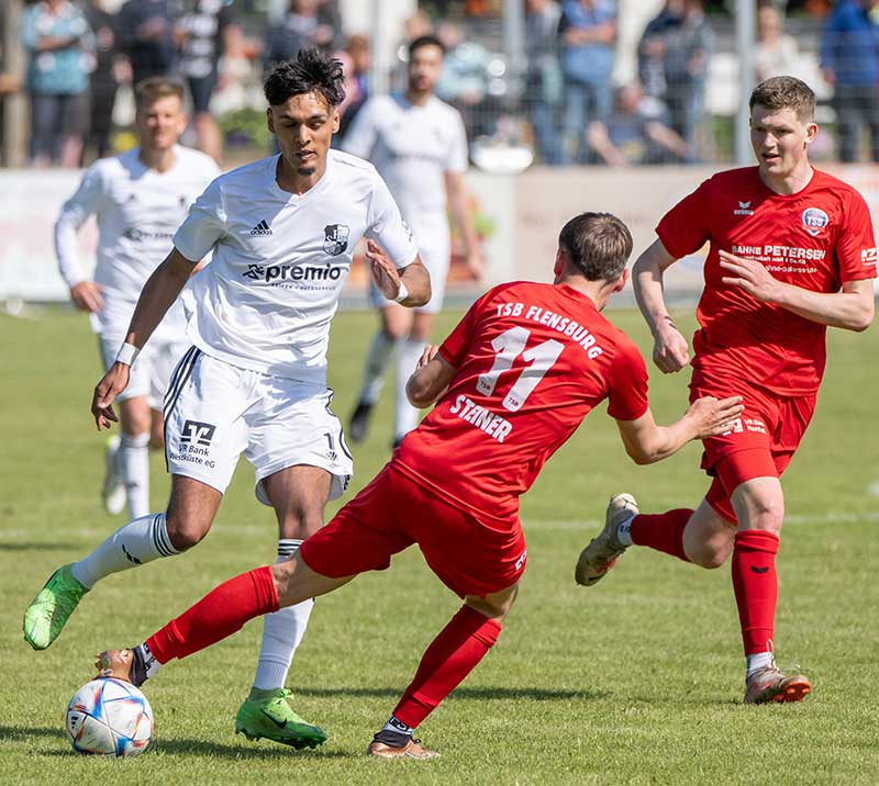 Pascal Ayenne (Heider SV) gegen Lennart Steiner (re., TSB Flensburg). © 2025 Volker Schlichting Pascal Ayenne (Heider SV) gegen Lennart Steiner (re., TSB Flensburg). © 2025 Volker Schlichting