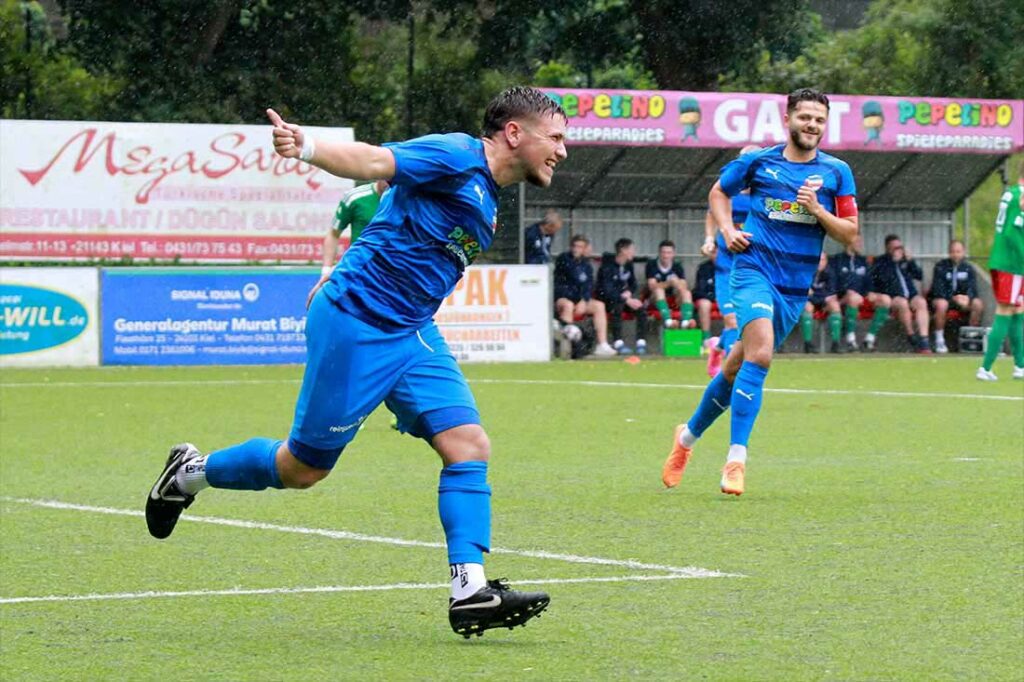 Arda Özkan (im Trikot von Inter Türkspor Kiel) fliegt wieder nach Bordesholm zurück. © 2023 Ismail Yesilyurt Arda Özkan (im Trikot von Inter Türkspor Kiel) fliegt wieder nach Bordesholm zurück. © 2023 Ismail Yesilyurt