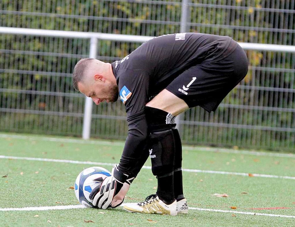 Mats Hinrichs beim Abstoss (SV Frisia Risum-Lindholm). © 2023 Ismail Yesilyurt Mats Hinrichs beim Abstoss (SV Frisia Risum-Lindholm). © 2023 Ismail Yesilyurt