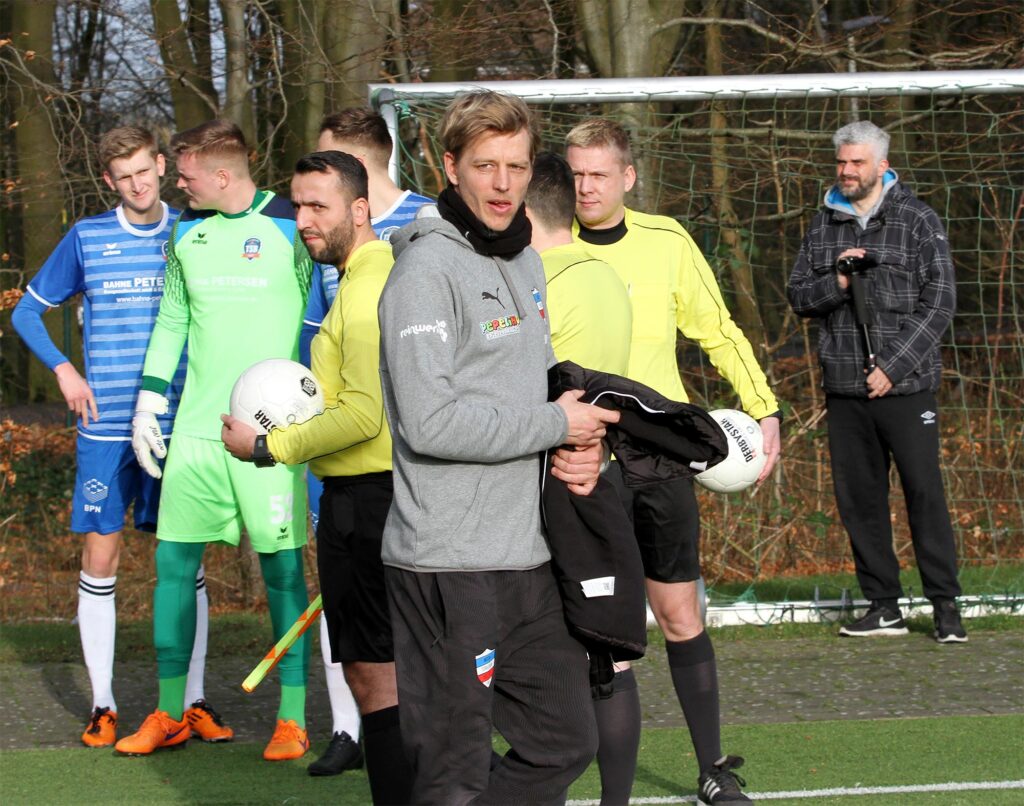 Inters Neucoach Timo Bruns auf dem Weg zu seiner Trainerbank. Inters Neucoach Timo Bruns auf dem Weg zu seiner Trainerbank.