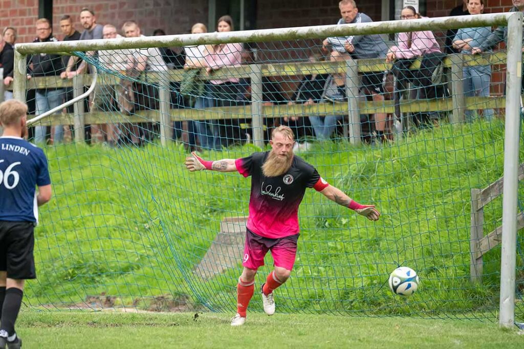 Keeper Kevin Lemke (TSV Linden) hatte alle Hände voll zu tun. © 2025 Volker Schlichting Keeper Kevin Lemke (TSV Linden) hat alle Hände voll zu tun. © 2025 Volker Schlichting