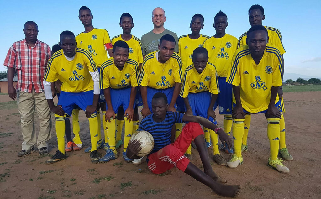 Die Mannschaft von Mount Lengai FC im November 2019 mit Pastor Jan-Philipp Strelow. © ASV Dersau Trikottausch ASV Dersau - Mount Lengai FC (November 2019)