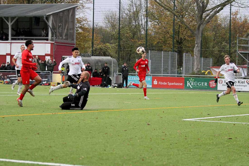 Tor durch Devran Boztepe (Kilia). Keeper Marvin Zimmermann (Reinfeld) berührte den Ball, der gleich über Eik Schewe (re.) ins Netz springt. © 2024 Ismail Yesilyurt