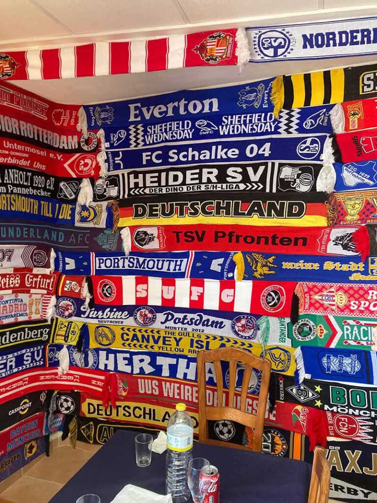 Schalwand im Pub in Alicante – der Heider SV ist auch in Spanien bekannt. © privat.jpg Schalwand im Pub in Alicante - der Heider SV ist auch in Spanien bekannt. © privat.jpg