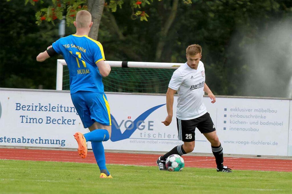 Lasse Schwind (am Ball) behielt vom Elfmeterpunkt die Nerven und verwandelte zum 2:1 für den MTV Dänischenhagen. © Ismail Yesilyurt