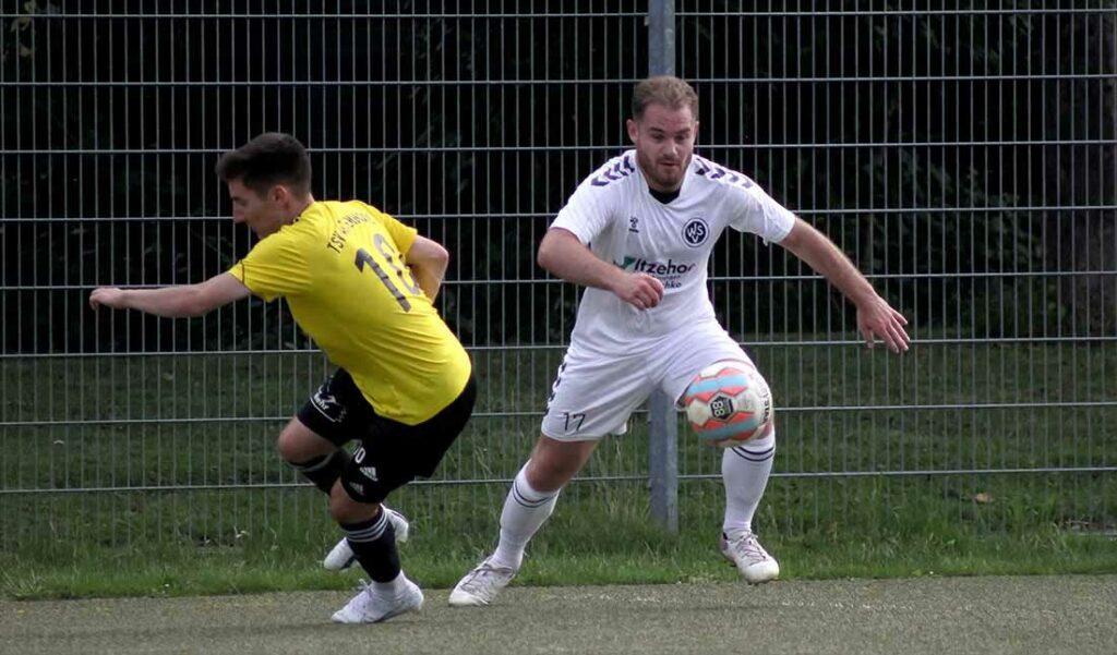 Fabian Großmann (re., Wiker SV) versetzt in dieser Szene Fabian Feißt (TSV Altenholz). © 2023 Merve Prösch Fabian Großmann (re., Wikler SV) versetzt in dieser Szene Fabian Feißt (TSV Altenholz). © 2023 Merve Prösch