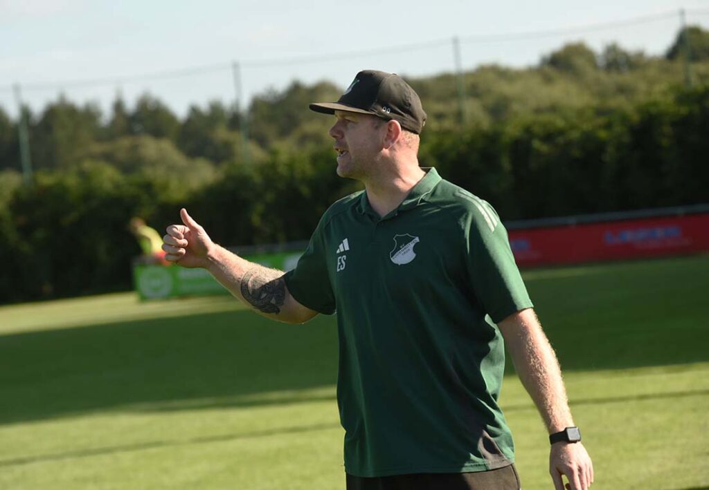 Trainer Eike Schneider hatte Todenbüttel taktisch gut eingestellt. © 2025 Olaf Wegerich Trainer Eike Schneider hatte Todenbüttel taktisch gut eingestellt. © 2025 Olaf Wegerich