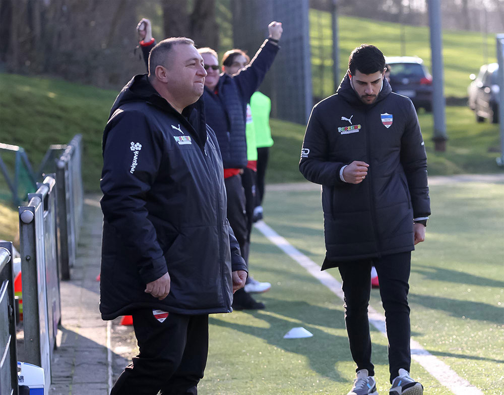 Alle Facetten des 2:1-Jubels - Betreuer Heiko Klenig extrovert im Hintergrund, Torwarttrainer Mesut Özdek schmunzelnd und Trainer Onur Cokgez mehr nach innen gerichtet
