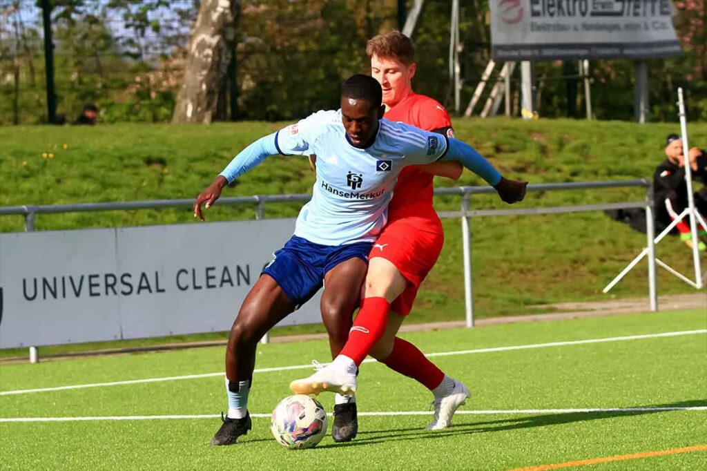 Tom Warncke (Kilia Kiel) versucht Elijah Krahn (Hamburger SV II) den Ball wegzuspitzeln. © 2024 Ismail Yesilyurt Tom Warncke (Kilia Kiel) versucht Elijah Krahn (Hamburger SV II) den Ball wegzuspitzeln. © 2024 Ismail Yesilyurt
