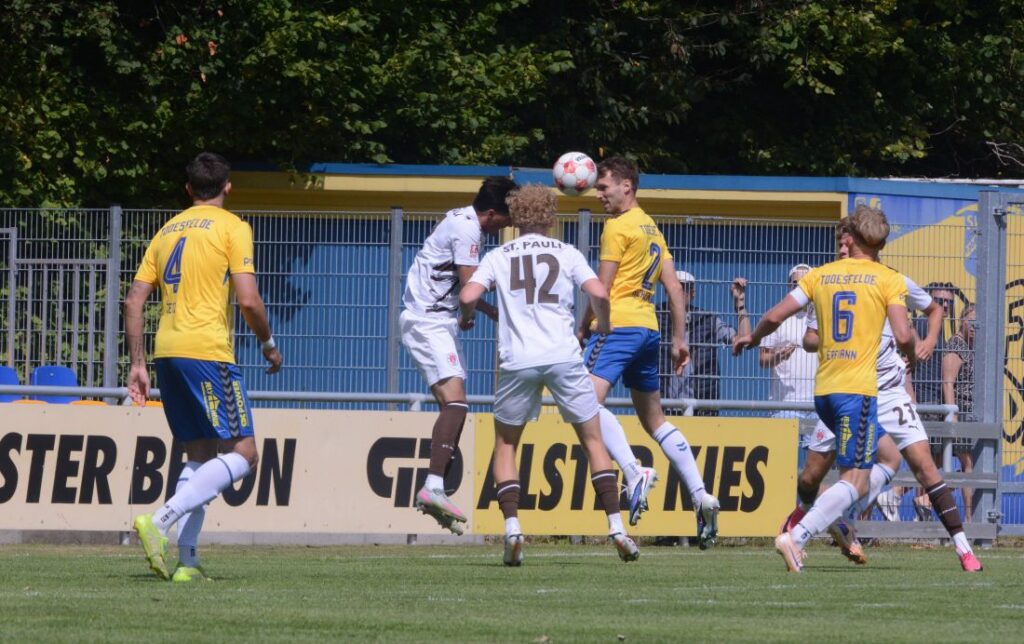 Moritz Achtenberg (SV Todesfelde) ist im Kopfballduell vor Marwin Schmitz (42) und am Ball. ©2026 Olaf Wegerich Moritz Achtenberg (SV Todesfelde) iist im Kopfballduell vor Marwin Schmitz (42) und am Ball. ©2026 Olaf Wegerich