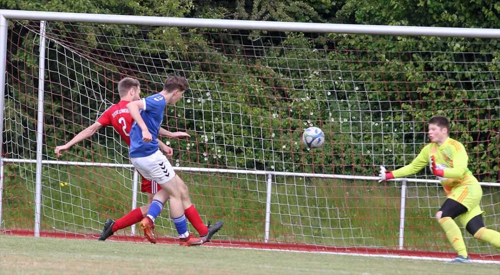 Kein Problem für Connor Prüß (in blau, SG Oldenburg/Göhl), das 1:0 zu erzielen. © 2025 Ismail Yesilyurt Kein Problem für Connor Prüß (in blau, SG Oldenburg-Göhl), das 1:0 zu erzielen. © 2025 Ismail Yesilyurt