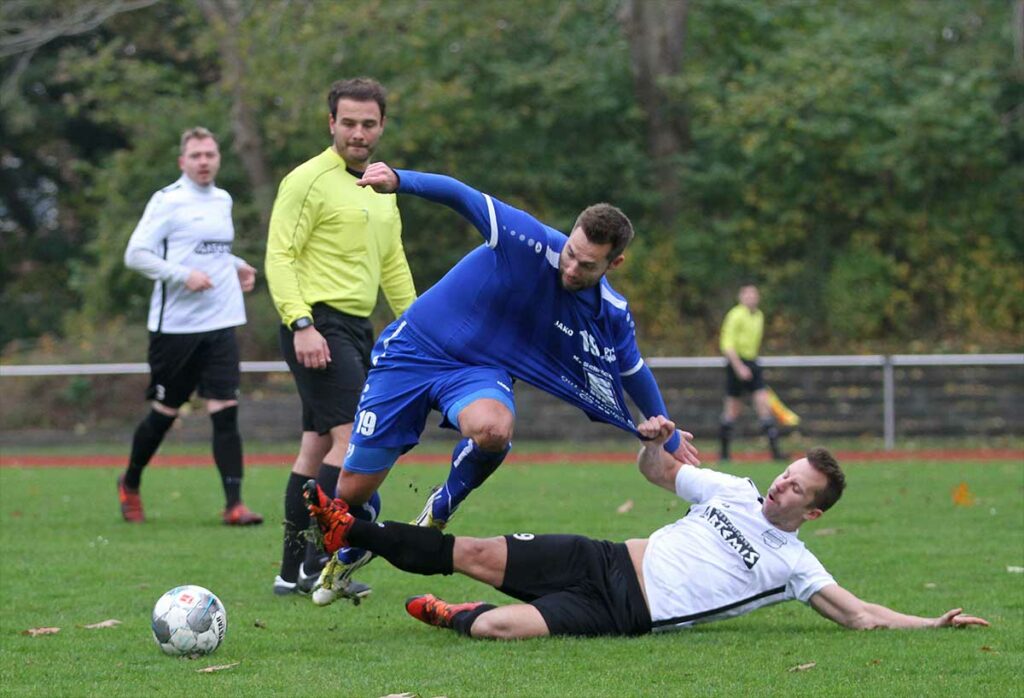 Das Trikot von Florian Ziehmer besteht den Zerreißtest durch Nico Baldowsky, Schiedsrichter Malte Rieve ahndet gleich das Foulspiel