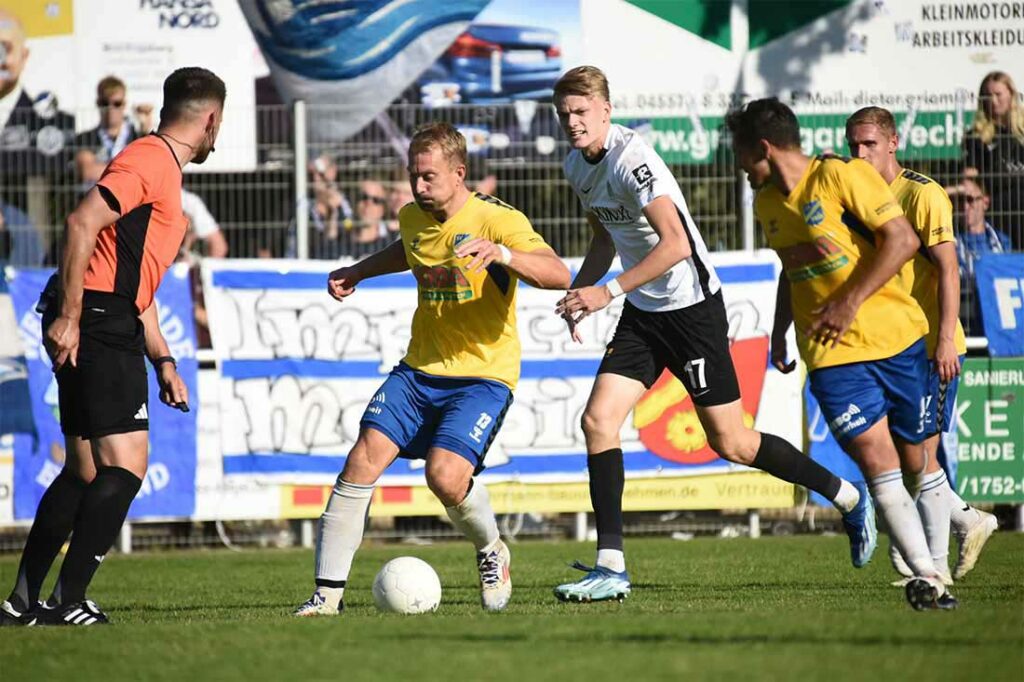 Christian Rave (SV Todesfelde) gegen Mika Stuhlmacher (mitte, Meppen). © 2024 Olaf Wegerich Christian Rave (SV Todesfelde) gegen Mika Stuhlmacher (mitte, Meppen). © 2024 Olaf Wegerich