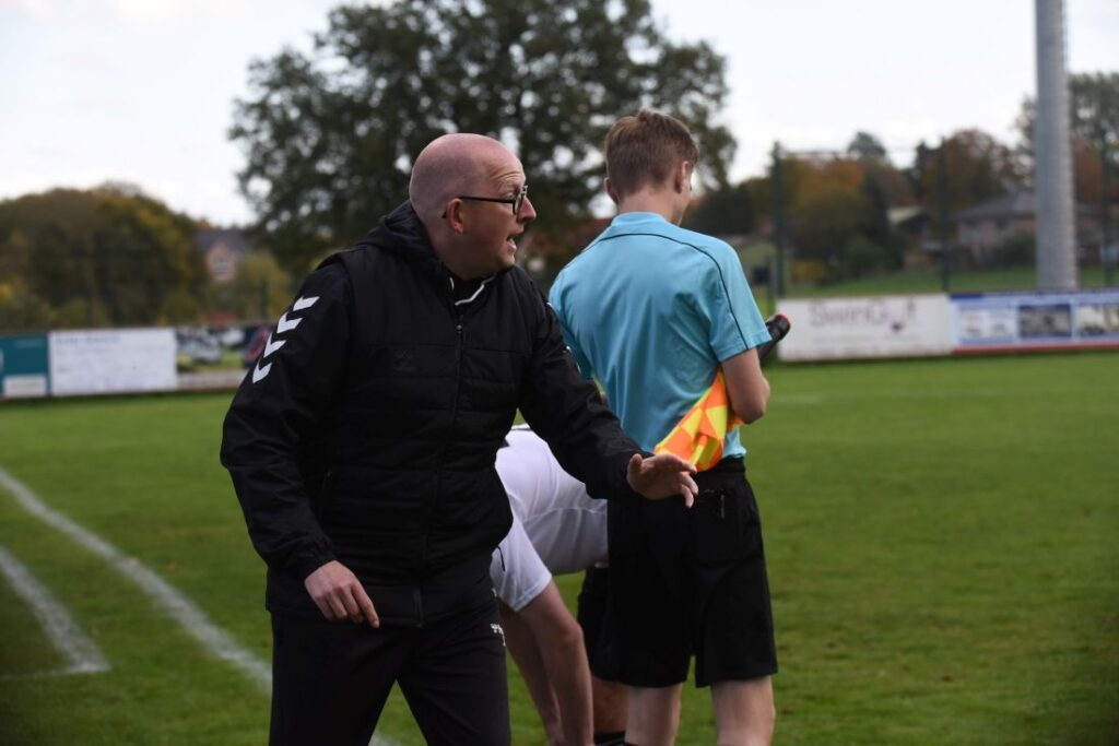 Trainer Stefan Pohlmann vom TSV Heiligenstedten ist immer mit vollen Engagement dabei. © Olaf Wegerich Trainer Stefan Pohlmann vom TSV Heiligenstedten ist immer mit vollen Engagement dabei. © Olaf Wegerich