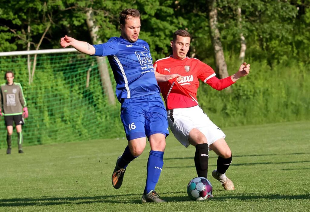 Danny Heese (li., SG Dobersdorf-P.) spielt seine ganze Klasse und Erfahrung gegen Silas Lohse (Rot-Schwarz Kiel) aus.