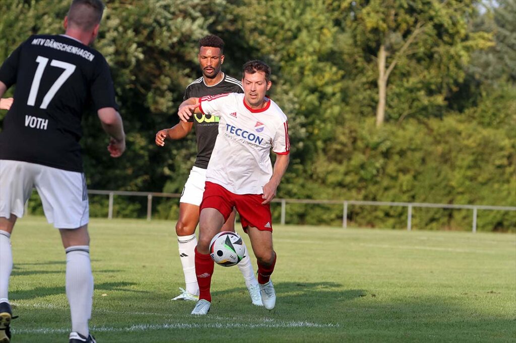 Tim Siedschlag (am Ball, SpVg Eidertal Molfsee II) und Mitspieler wachten vielleicht zu spät auf. Archivfoto © 2025 Ismail Yesilyurt
