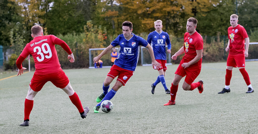 Nedim Hasanbegović (am Ball) ist auf und neben dem Platz ein wichtiger Baustein bei der SpVg Eidertal Molfsee. Foto: © Ismail Yesilyurt