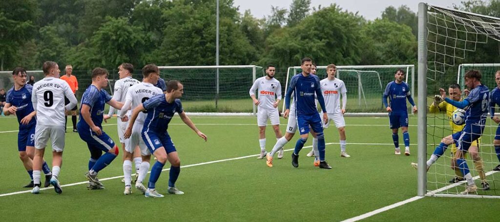 Tor für den Heider SV oder nicht – Maik Holm (BW Wesselburen) versucht zu retten. © 2025 Volker Schlichting Tor für den Heider SV oder nicht - Maik Holm (BW Wesselburen) versucht zu retten. © 2025 Volker Schlichting