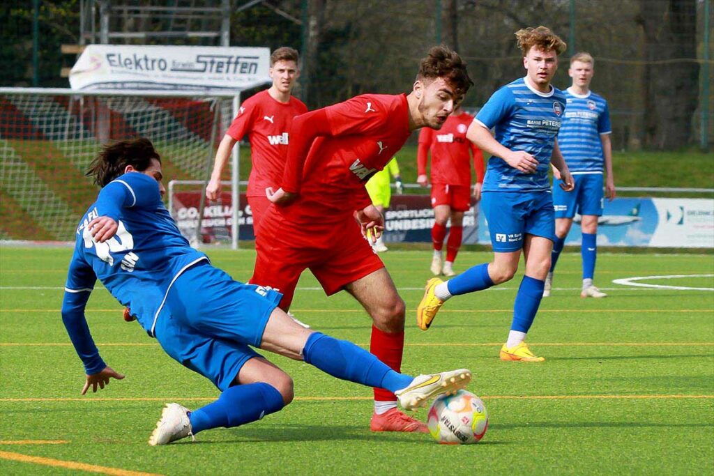 Drilon Trepca (Kilia Kiel) brachte Schwung mit von der Bank. Hier kann Tayfun Can (TSB Flensburg) allerdings den Ball weggrätschen. © 2023 Ismail Yesilyurt