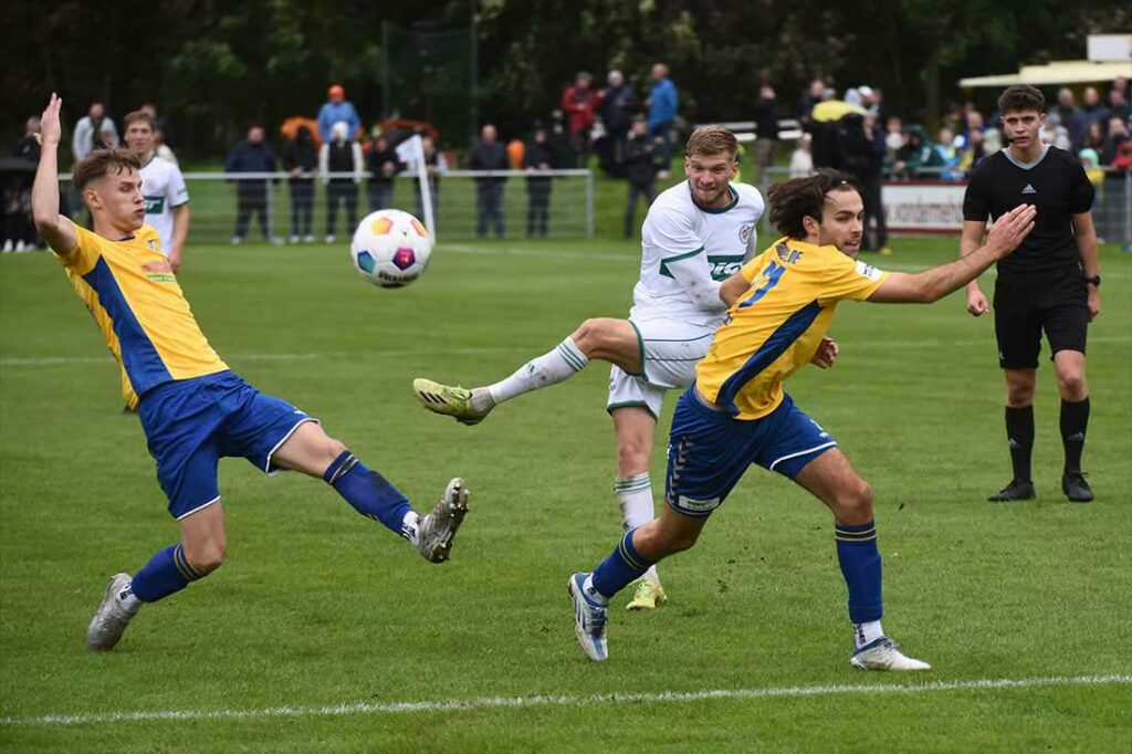 Nils Drauschke (PSV Neumünster) hat zwischen Pawel Erfmann (li.) und Max Musci (SV Todesfelde) abgezogen. © 2023 Olaf Wegerich